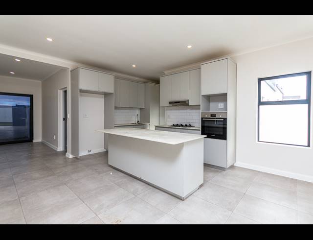 4 BEDROOM FREEHOLD FOR SALE IN SANDOWN
